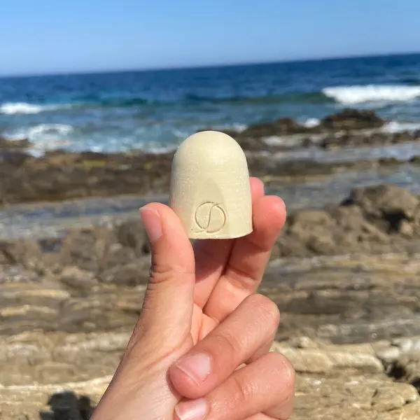 Image de la fondatrice de Les Petits Solides, illustrant son engagement envers des cosmétiques naturels et artisanaux.
