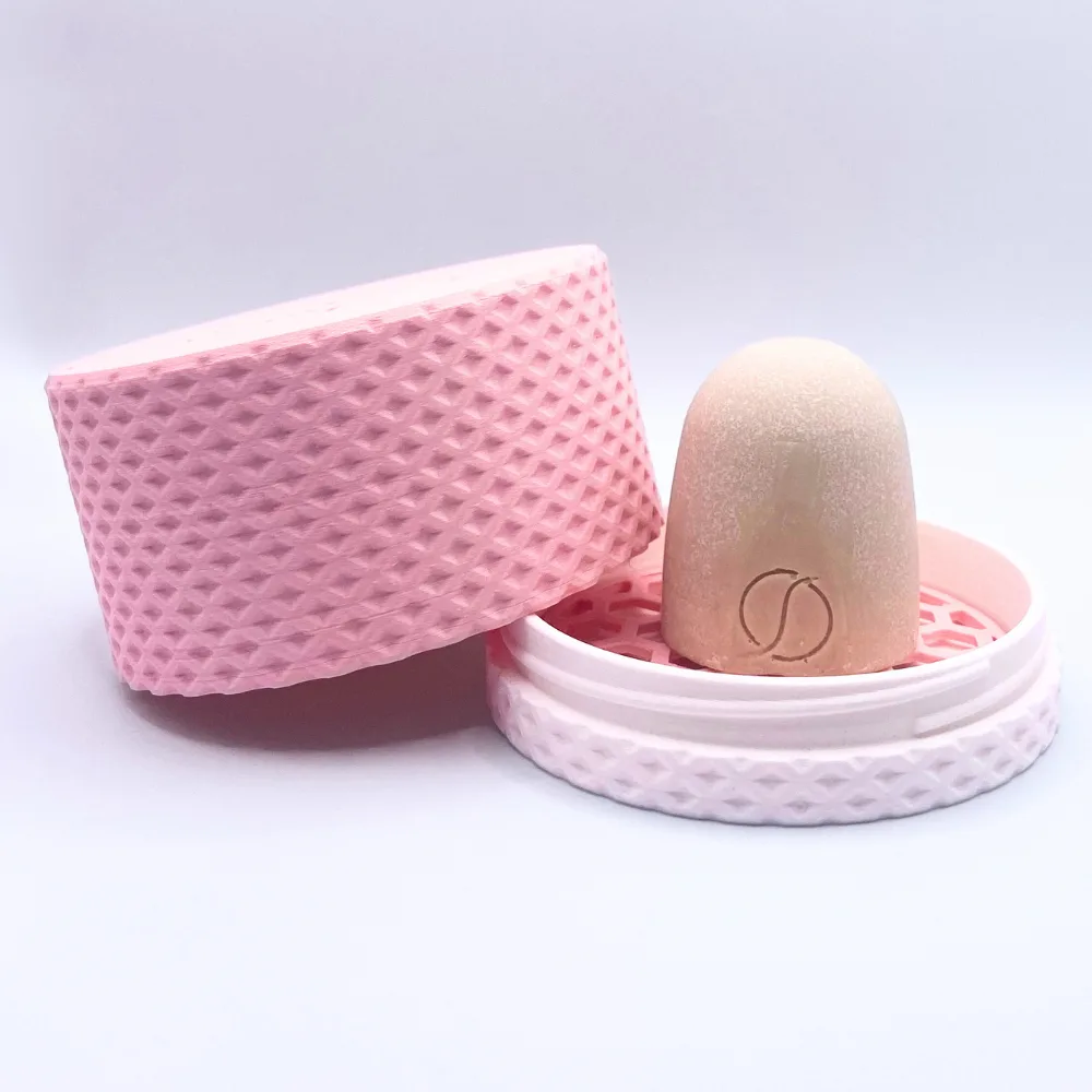 Boîte ronde en matière biosourcée pour cosmétiques solides, conçue et fabriquée en France.