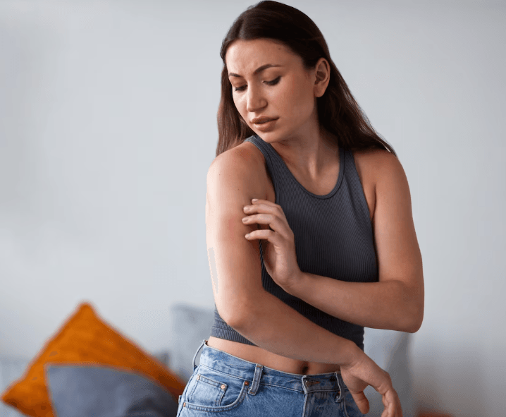 Inquiétude d’une femme face à une douleur au bras