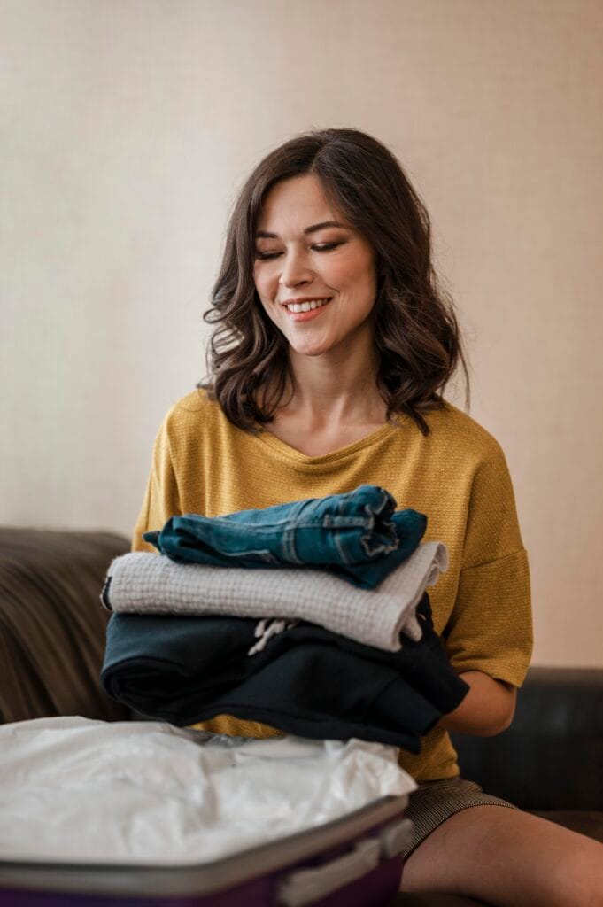 Femme qui plis des vêtements