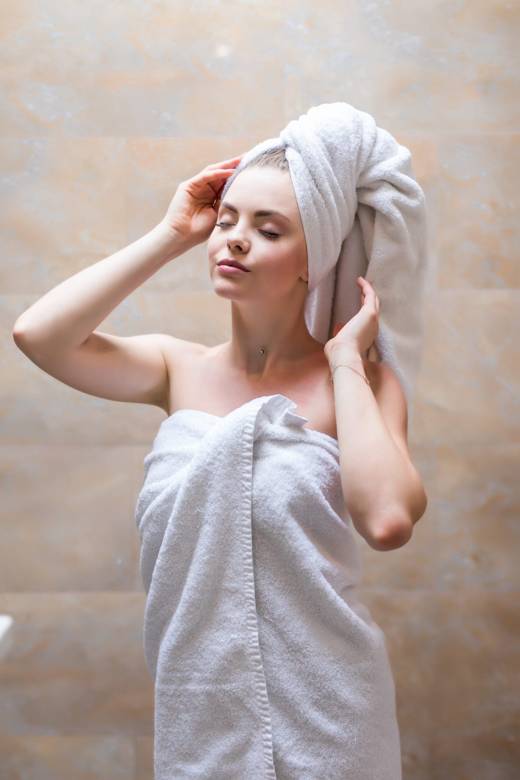 Femme sortant de la douche avec une serviette