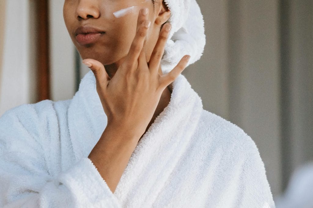 Soin du visage avec crème hydratante pour femme