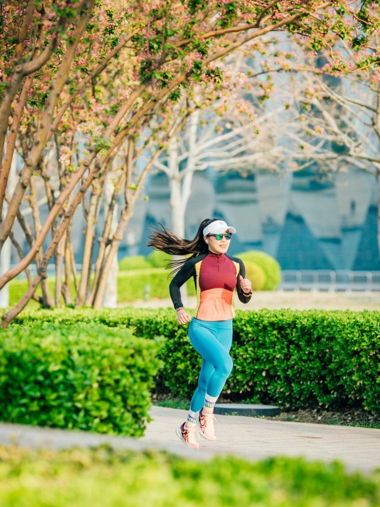 Femme active entre course et stress