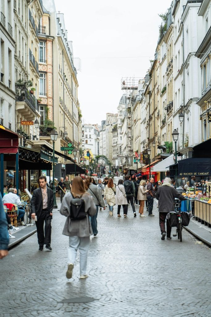 Femme en ville exposée à la pollution