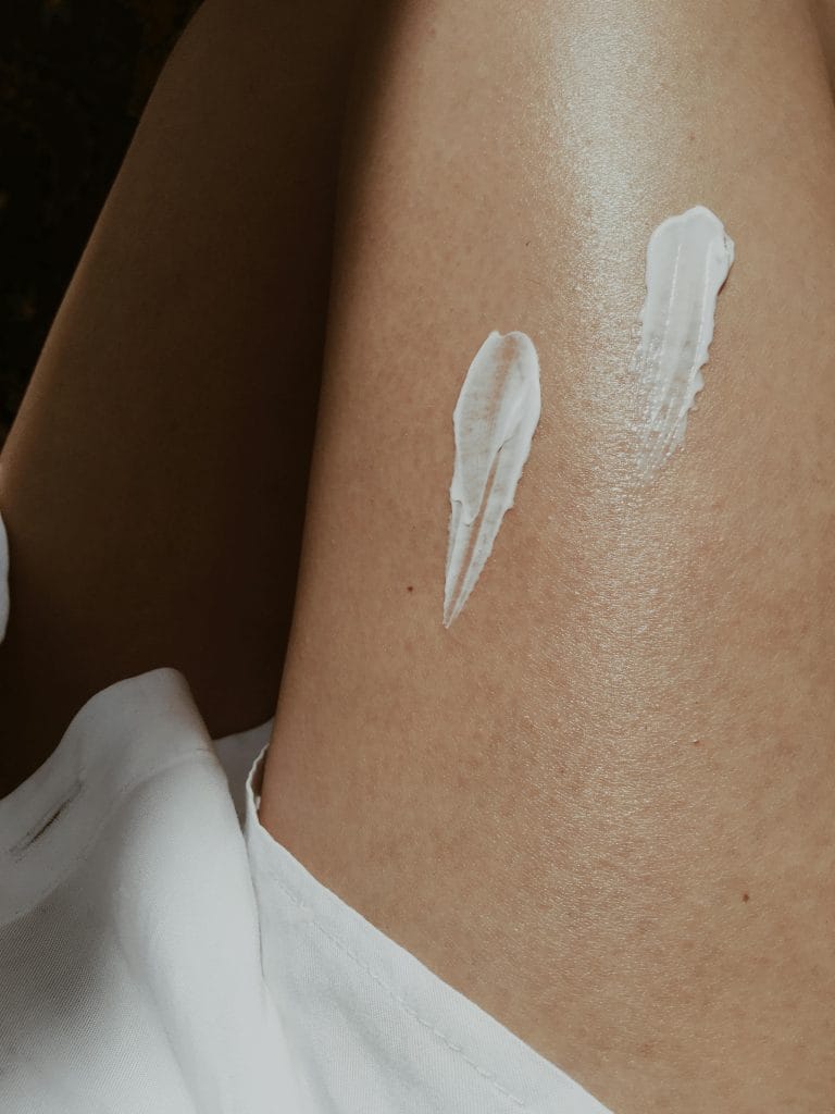 Soin de la peau avec crème hydratante