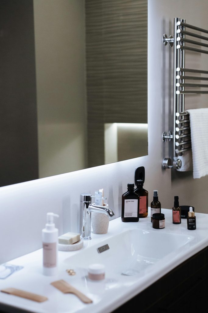 Miroir de salle de bain avec produits cosmétiques