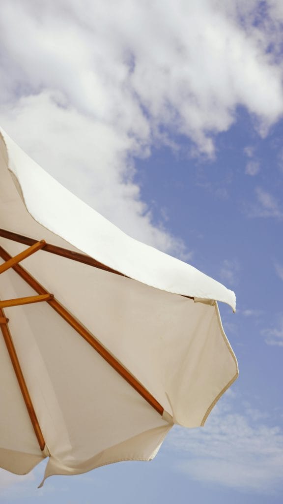 Ciel bleu avec un parasol
