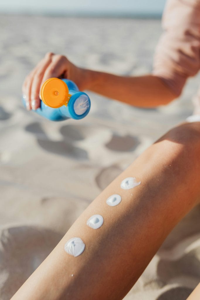 Personne se mettant de la crème solaire