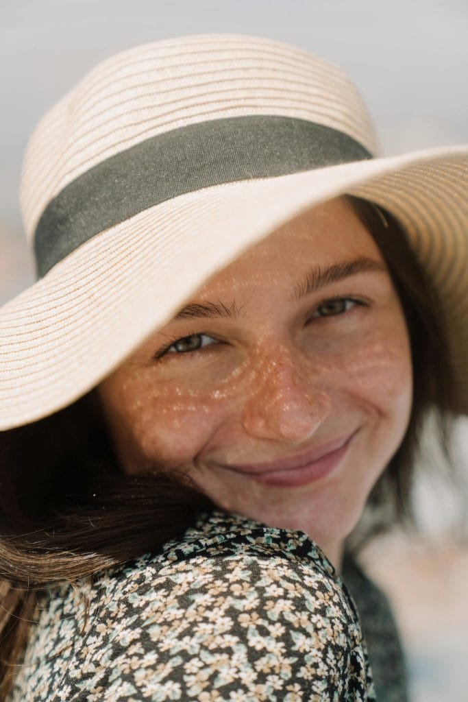 Femme avec chapeau souriant