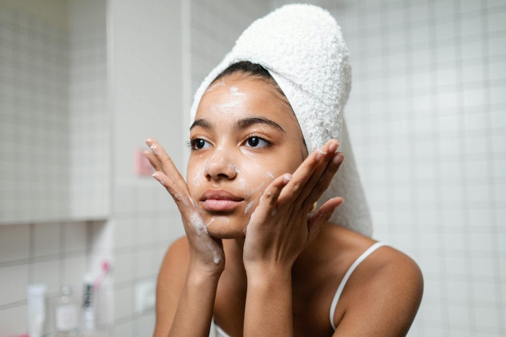 Femme utilisant un produit cosmétique