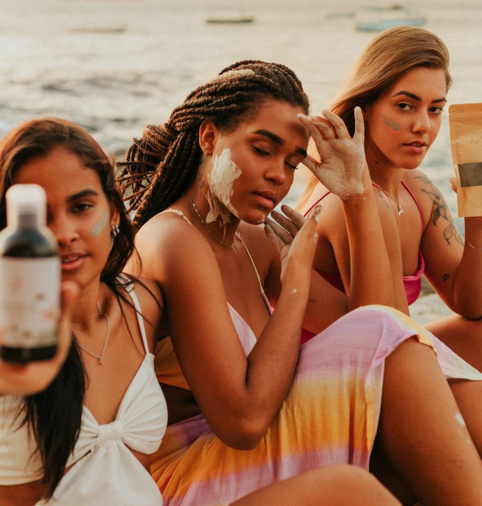 Femmes tend des produits à la plage