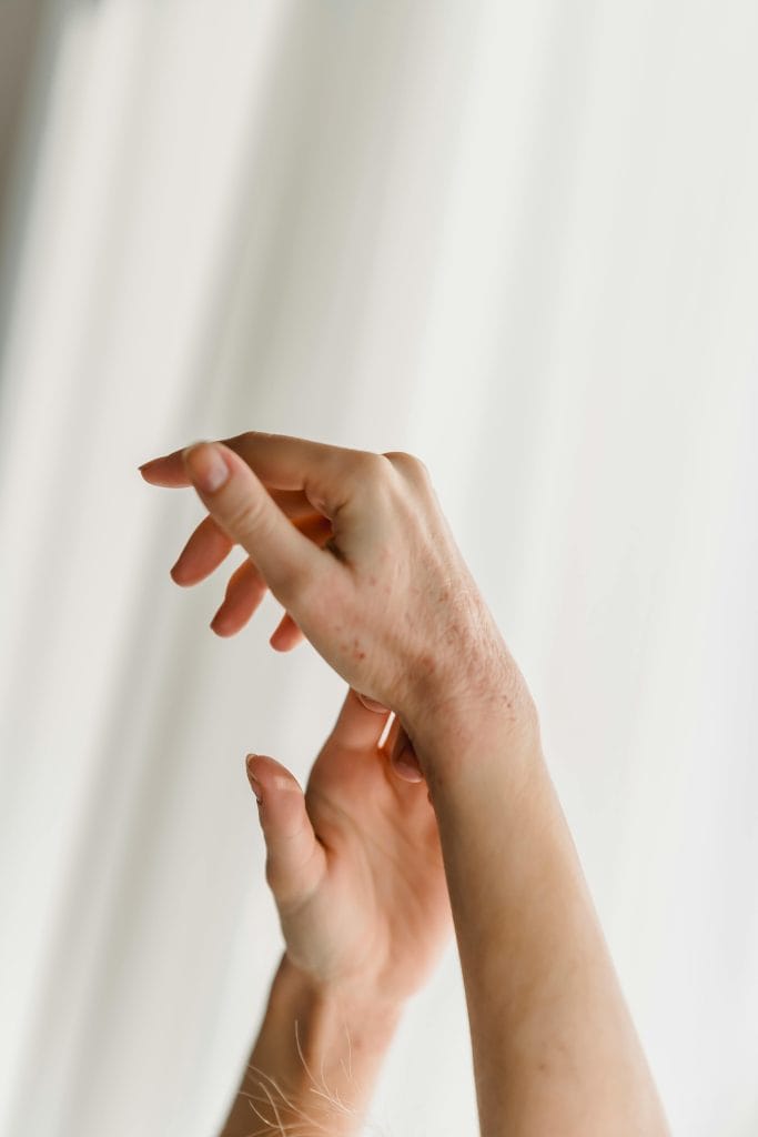 contact entre deux mains