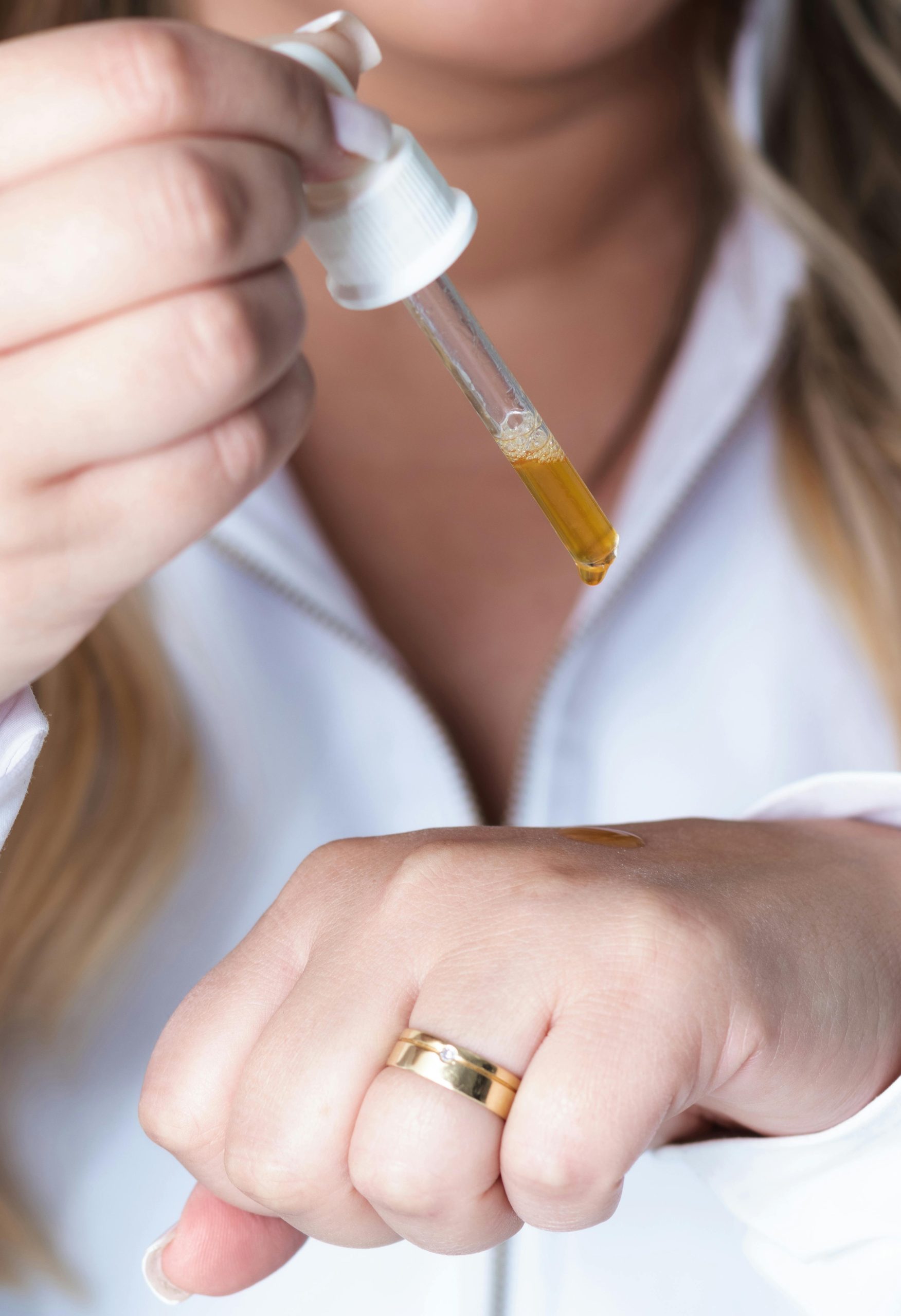 femme qui met du produit sur sa main