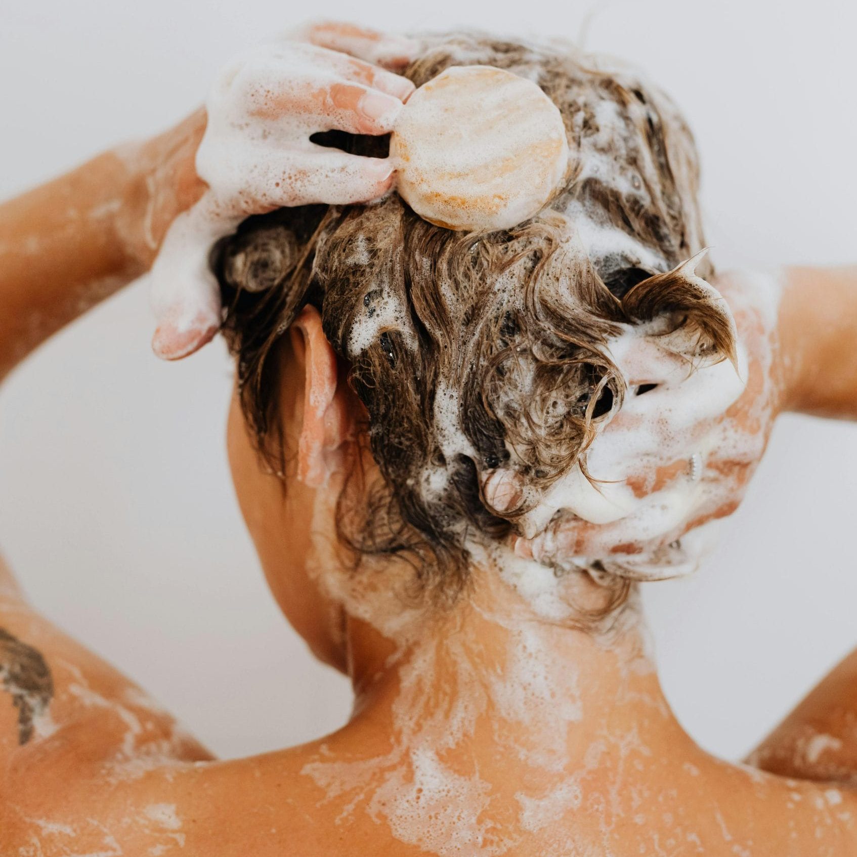 femme se lavant les cheveux
