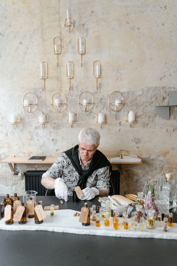 artisan parfumeur au travail